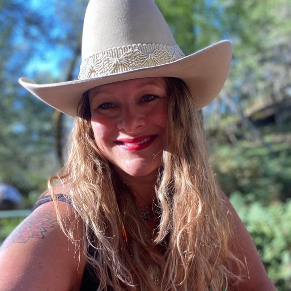 Meet your Posher, Sylvia - Picture 3 of 4